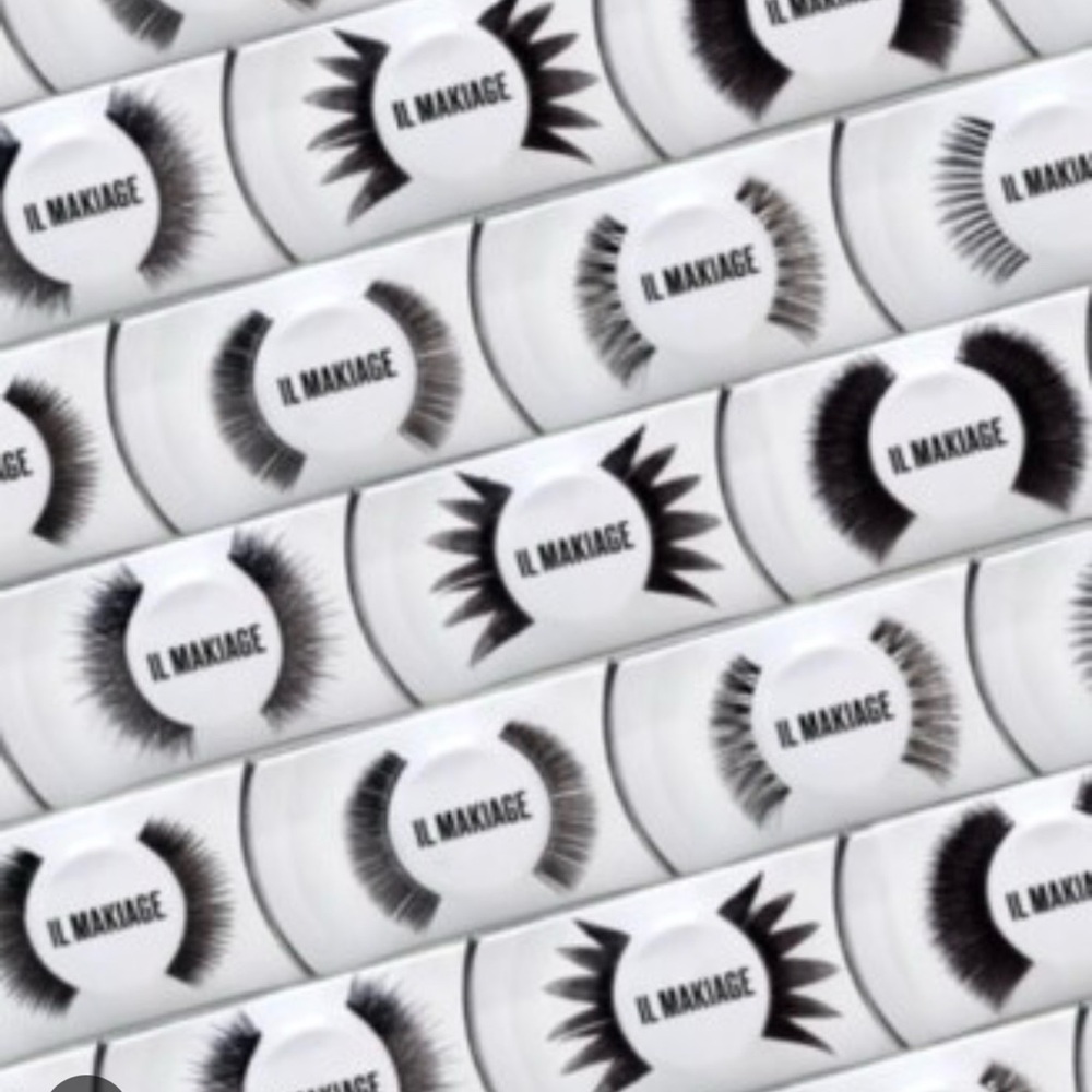 ❤️🤓
IL MAKIAGE Dramatic Black False Lashes
New sealed in box
MSRP-$25